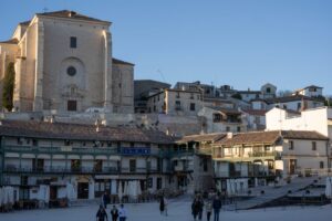 Plaza de casco histórico español al atardecer